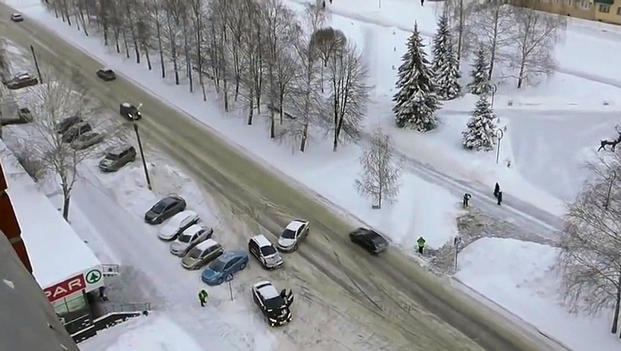 Автобогиня заехала в магазин за тортиком. Пипец