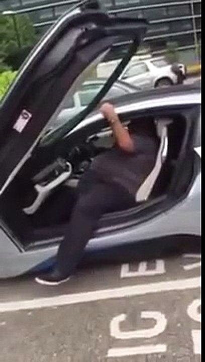 bmw i8 'den inmeye çalışan adamın dramı