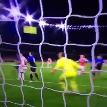 Tình huống bỏ lỡ siêu hài hước của đội trưởng Arsenal