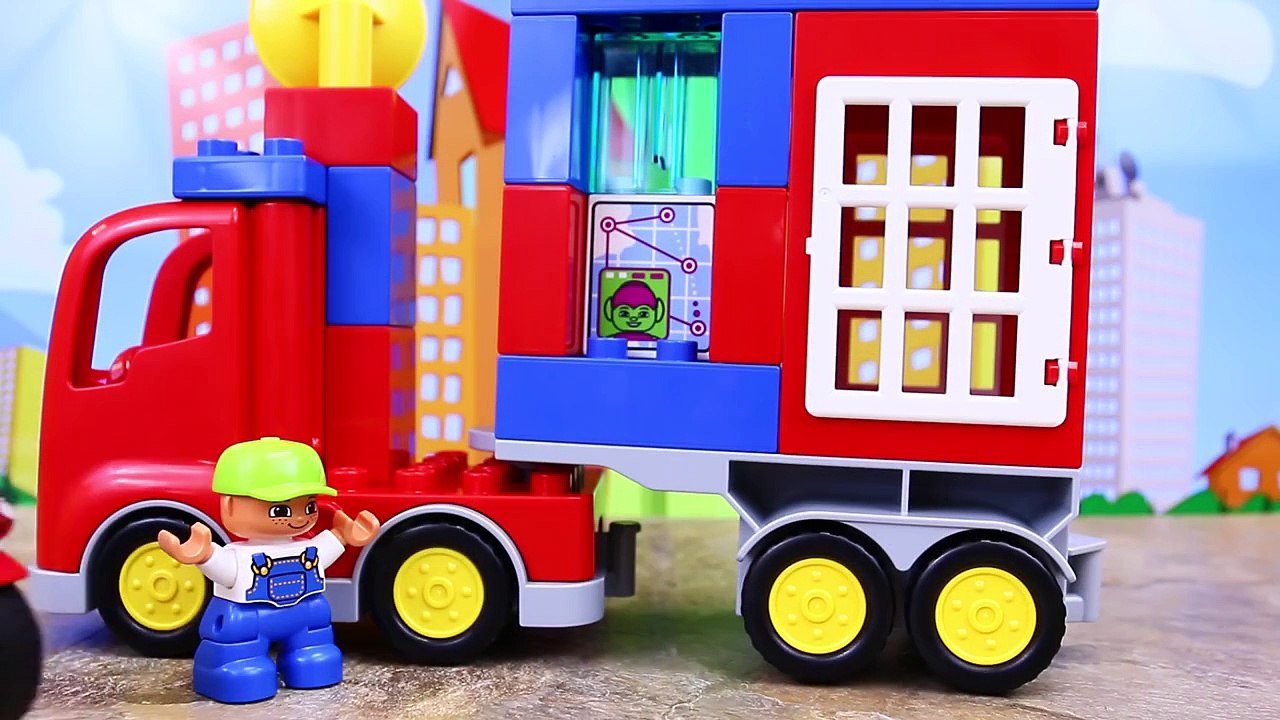Duplo Lego Spiderman and Batman Save a Duck at Construction Site and Catch Robber with Superman