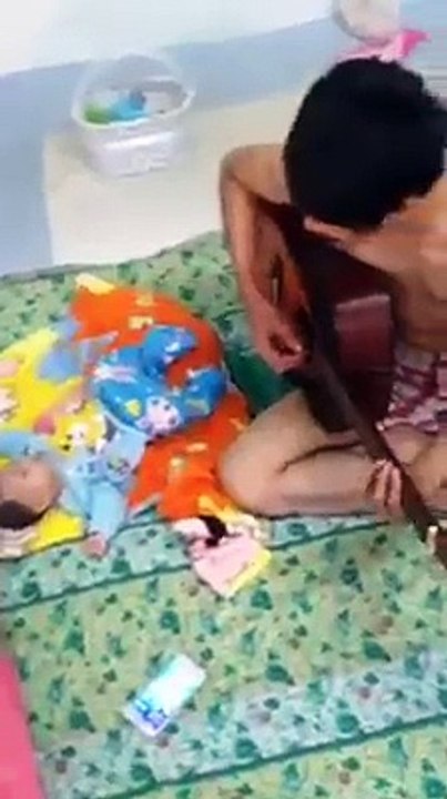 น่ารัก พ่อร้องเพลงกล่อมลูกน้อยให้หลับ ^__^