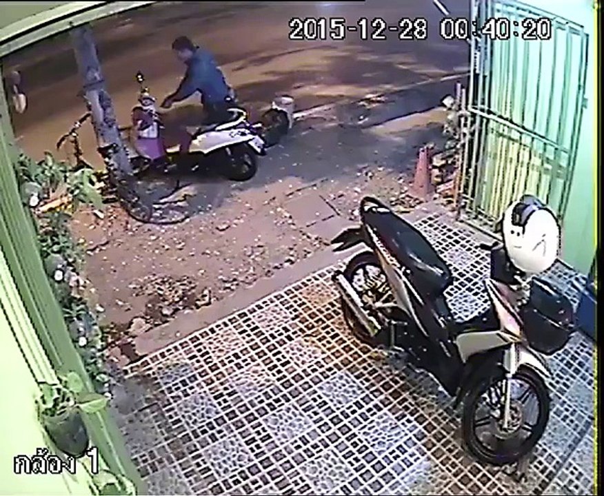 รอบนี้รถมอไซค์ยังโชคดีไม่โดนขโมย