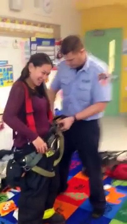 Un pompier de New York fait sa demande à sa femme professeur devant ses élèves. magique