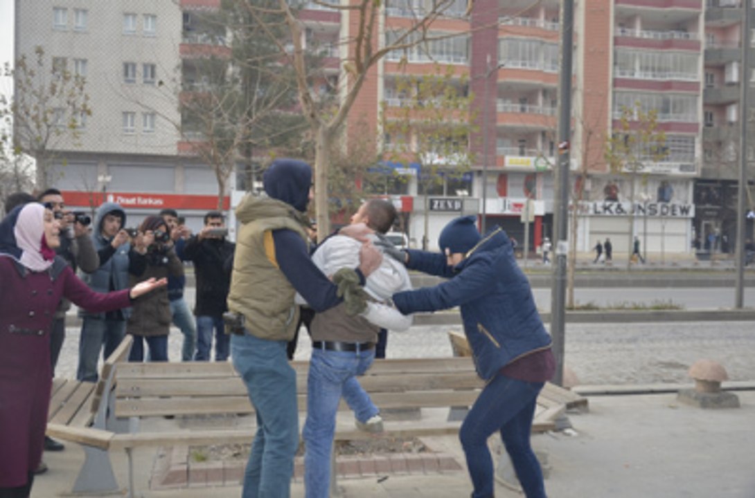 Batman'da Gerginlik! HDP'li Vekille Polis Arasında Tartışma Çıktı