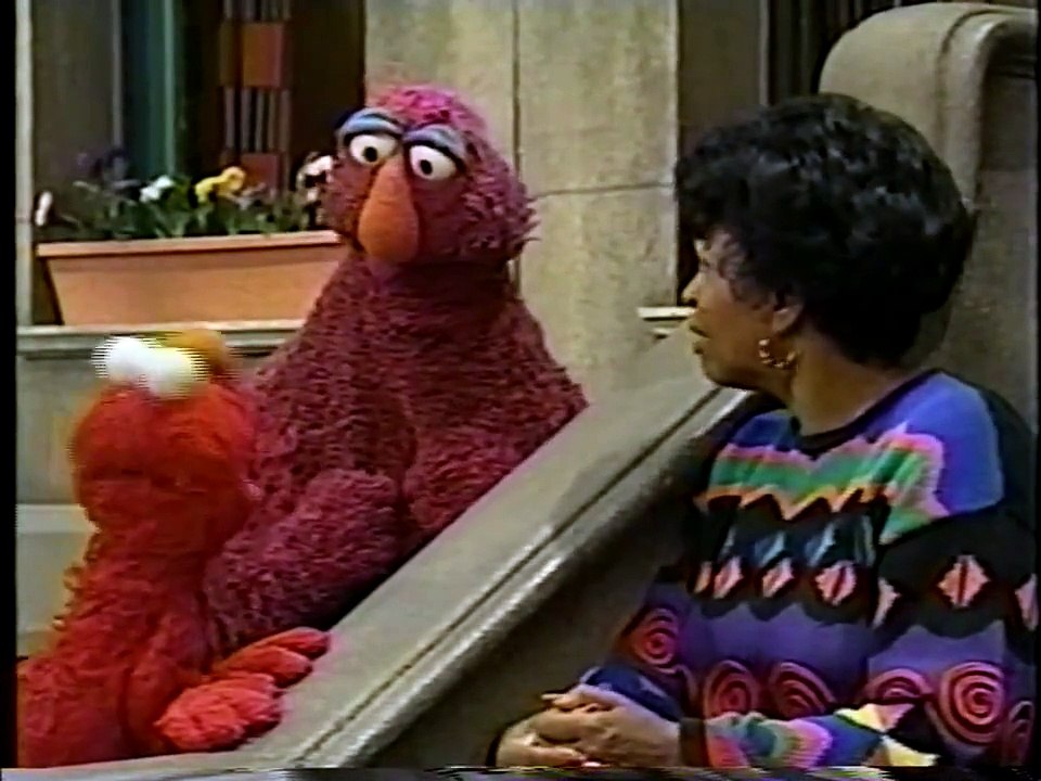 Sesame Street Walt Dizzy Searches for The Chicken King