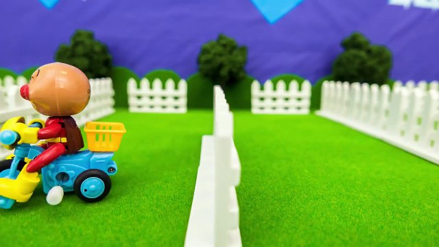 アンパンマンおもちゃアニメ トイレのうんち星人とレースバトル GOGOミニカー PPCandy Anpanman Toy Anime Battle Car Race