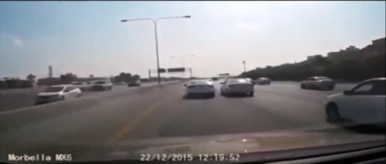 Скачать видео: Road Rage de dingue en Arabie saoudite qui fini en tonneau