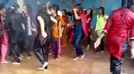 girls dancing on party