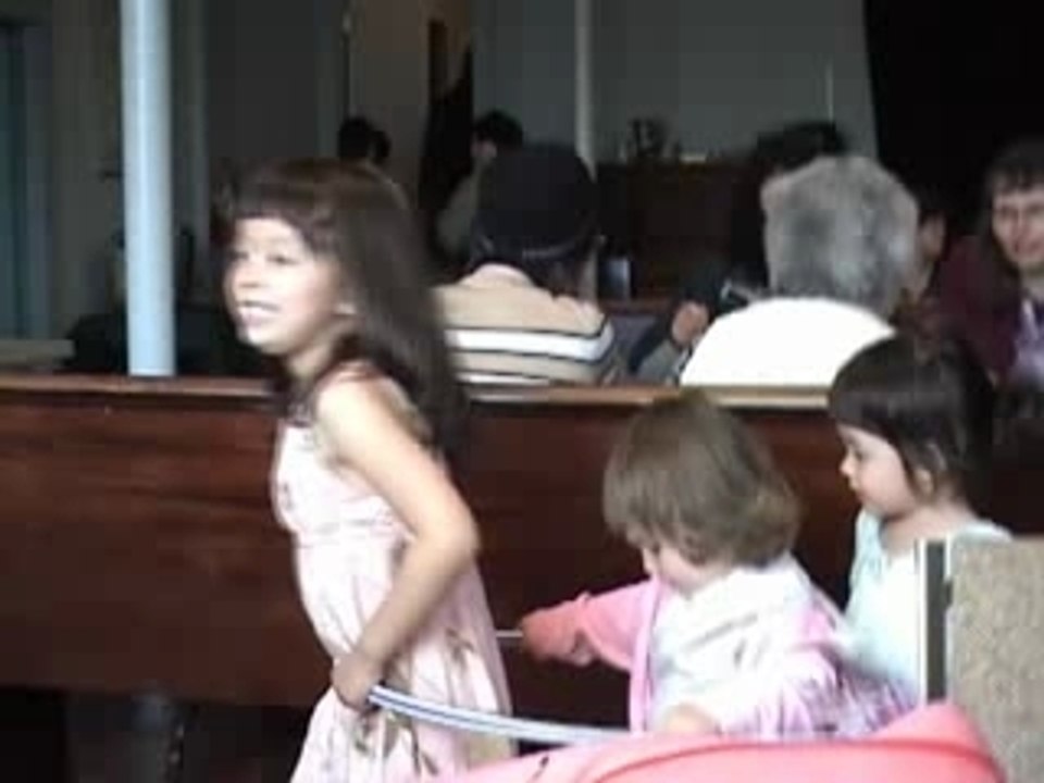 子供たちで電車ごっこ kids pretending a train