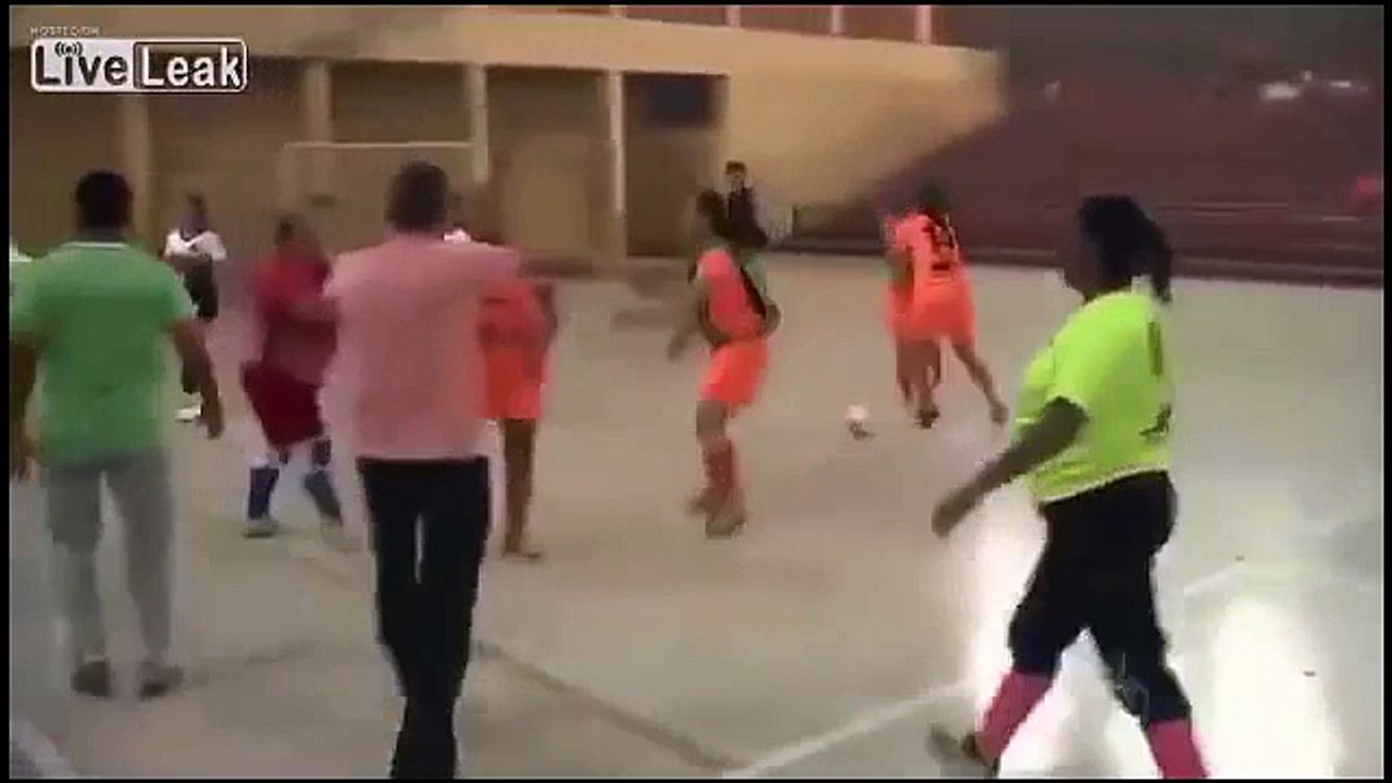 【女子の壮絶な喧嘩！乱闘！】女子フットサルの試合で顔面に蹴り！痛そう…熱くなりすぎだろ【海外人気ドッキリ！ハプニング集！俺的ランキング！】