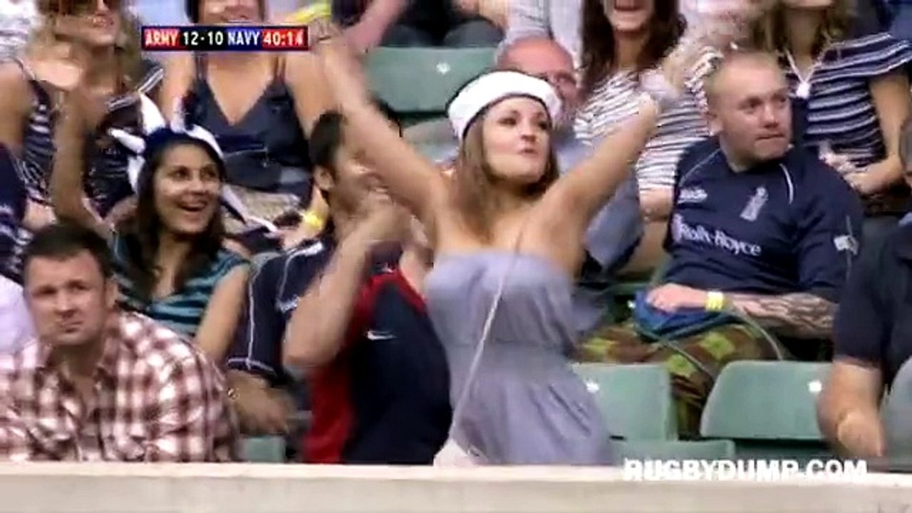 Il déshabille sa copine en plein match de rugby