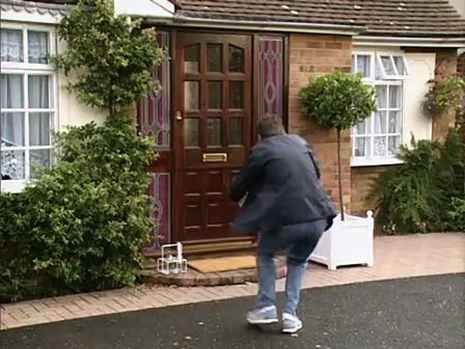 Keeping Up Appearances 3.1 _Early Retirement_ {6 September 1992