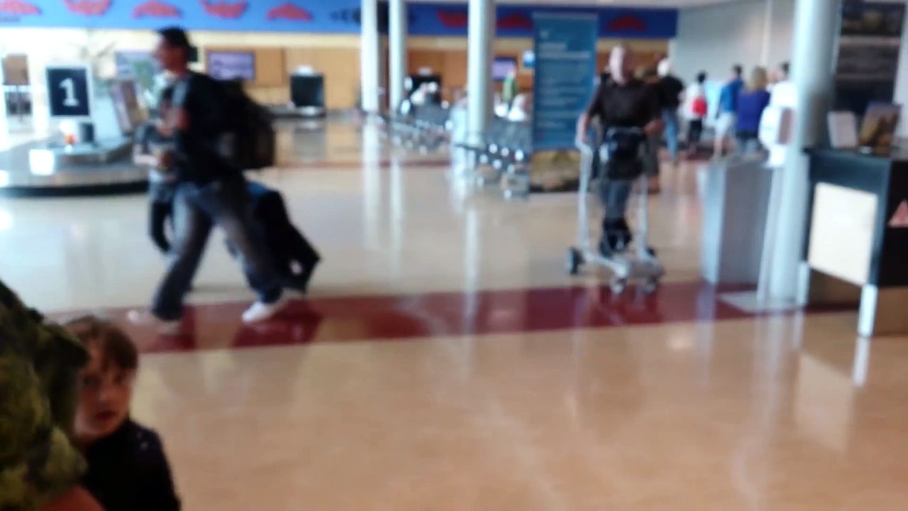 Army Dad Surprises 4yr old Daughter at Air Port