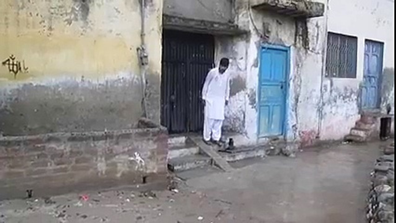 hahaha shararat kisi ki pitai kisi ki
