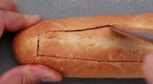 Ele corta a baguete desta forma, adiciona um simples ingrediente, e... UAU! Que delícia!