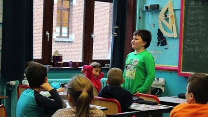 10 ans, Muslim Ismailov est parfaitement francophone et récite un poème
