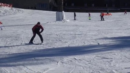 Video herunterladen: Bolu Kartalkaya'da Yapay Karda Kayak Keyfi