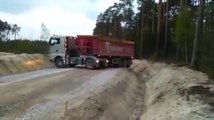 Incredible truck driver - amazing U turn