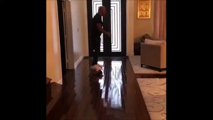 ‪Mike Tyson‬ s'éclate au sol avec son Hoverboard. Douloureux