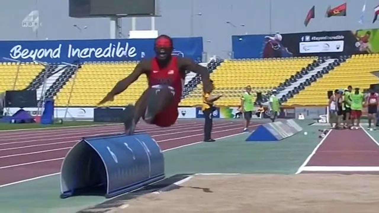 Un athlète aveugle rate son saut en longueur