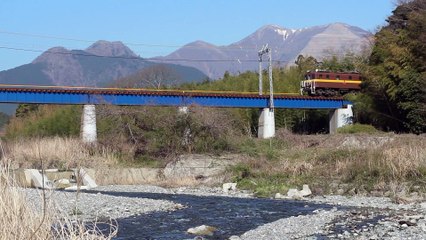 三岐鉄道 セメント貨物列車 風光明媚な川の橋梁を通過