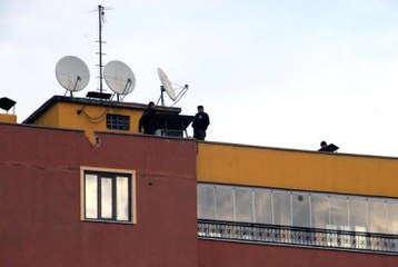 Sur'da 4 Polis Yaralandı, Atılan Roket Binanın Çatısına İsabet Etti
