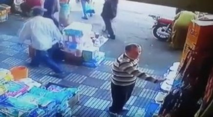 Yaşlı Kadın Tacizcisini Tek Yumrukta Yere Serdi!