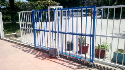 COŞKUNÖZ MESLEKİ VE TEKNİK ANADOLU LİSESİ TELESKOPİK GİRİŞ KAPISI