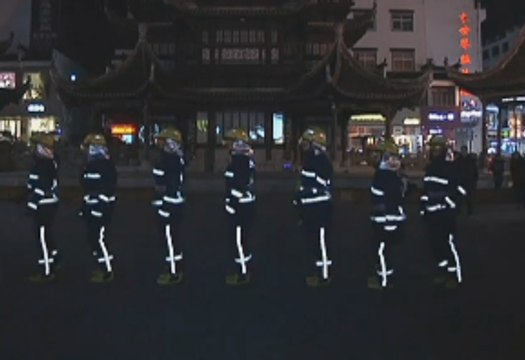Des pompiers chinois dansent pour sensibiliser aux dangers du feu