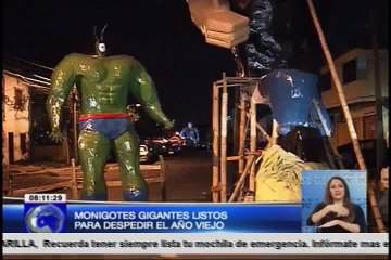 Monigotes gigantes listos para despedir el año viejo