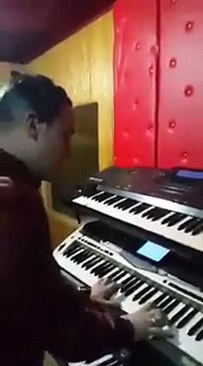 cheb Hichem au clavier et chante hasni 2015