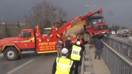 Otomobille Çarpışan Kamyon Köprü Korkuluğunda Asılı Kaldı