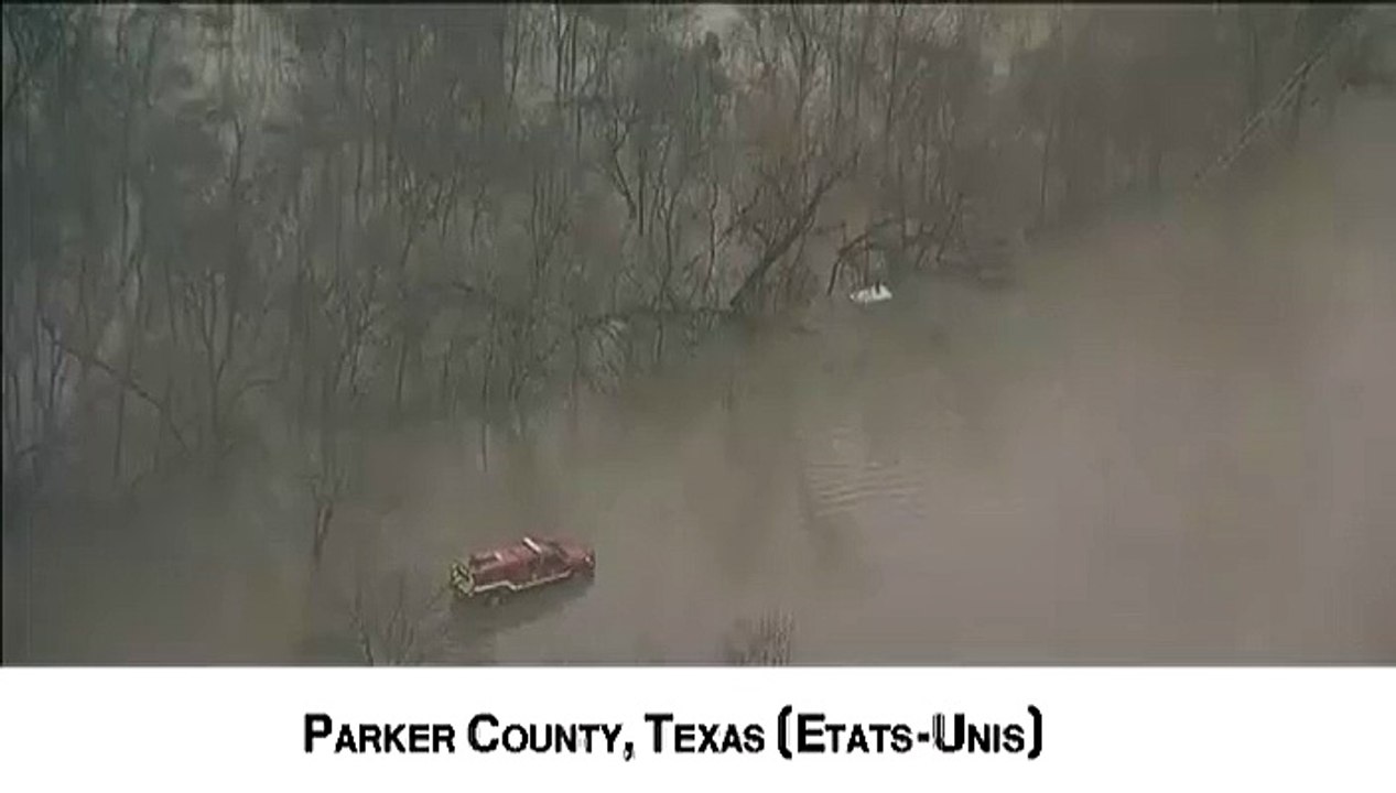 Des pompiers sauvent un homme bloqué sur le toit de sa voiture par les inondations
