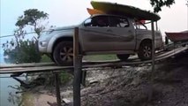 Un chauffeur tente de traverser un pont en bois