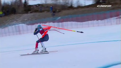 Un skieur embarque une porte pendant une descente