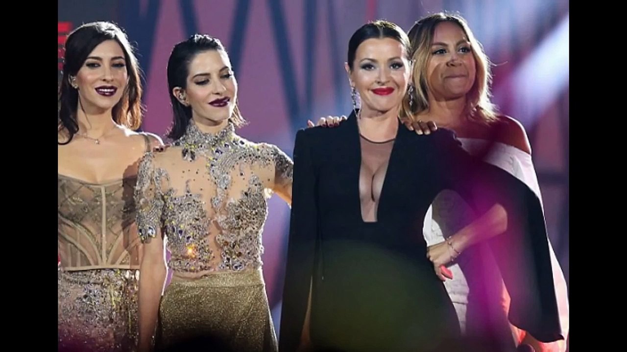 Tina Arena shows off her EXTREME cleavage in ARIA Hall
