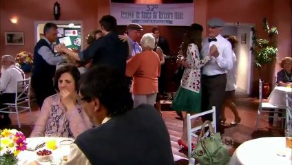 Renê leva Helena para dançar