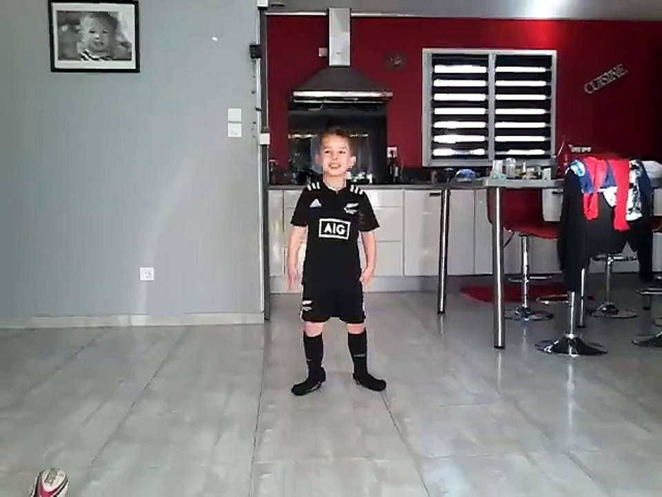 Un garçon de 6 ans réalise le haka pour son idole Dan Carter