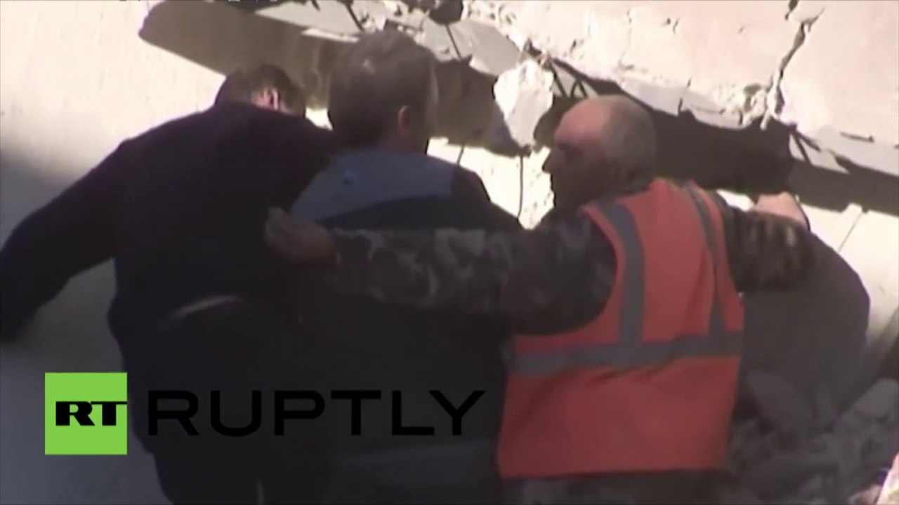 Syrie : les services de secours déblayent le site d'explosions multiples à Homs