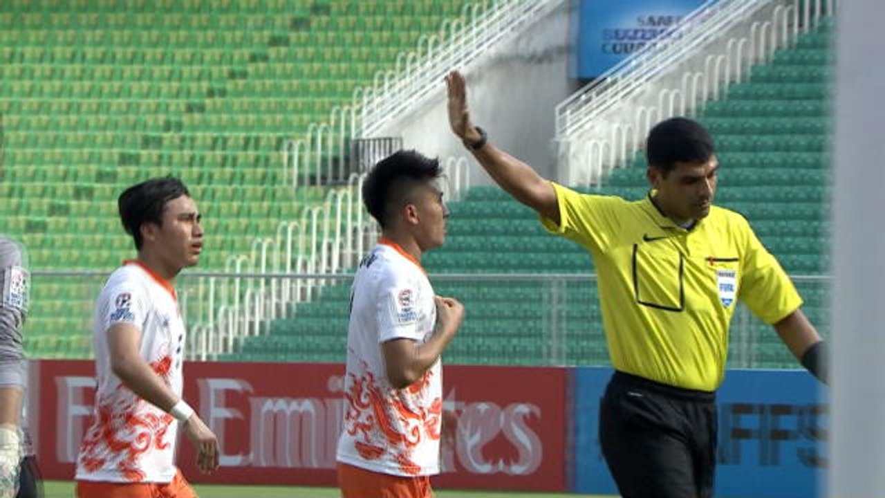 International - L'arbitre exclut le mauvais joueur !