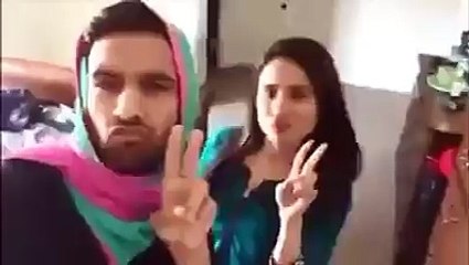 How girls take selfi