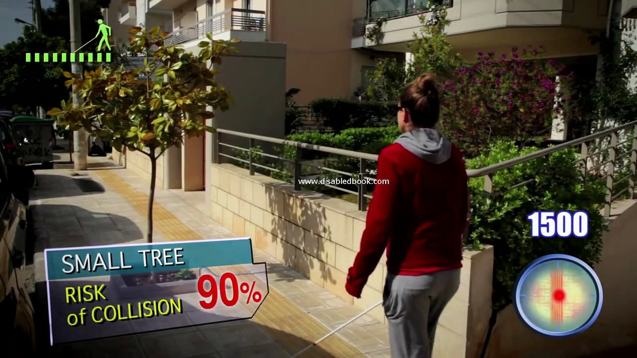 Τυφλή, προσπαθεί να περπατήσει σε ένα πεζοδρόμιο
