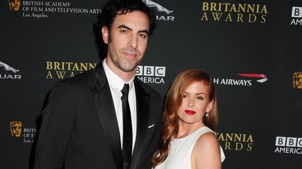 Sasha Baron Choen y Isla Fisher donan un millon de dolares a refugiados de Syria