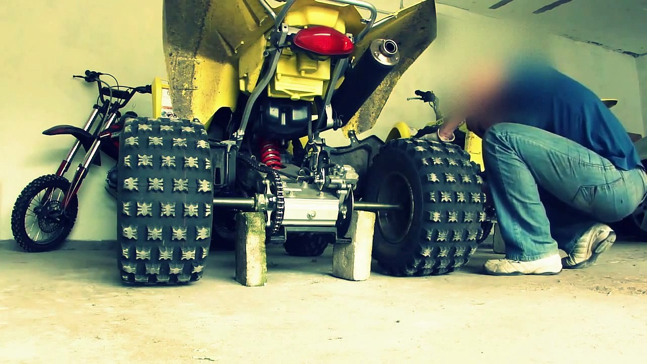 Zamiana kół w quadach : Garage : Garaż od kuchni : Quady Suzuki Ltz 400 : Wymiana opon w q