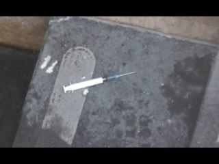 Napoli - Piazza Italia in preda a tossicodipendenti e vandali (28.12.15)