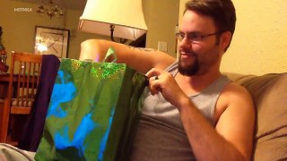 МОТИКА: Сопругата му го даде на глувонемиот сопруг најубавиот Божиќен подарок