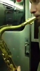 Confrontation between saxophonists in Metro