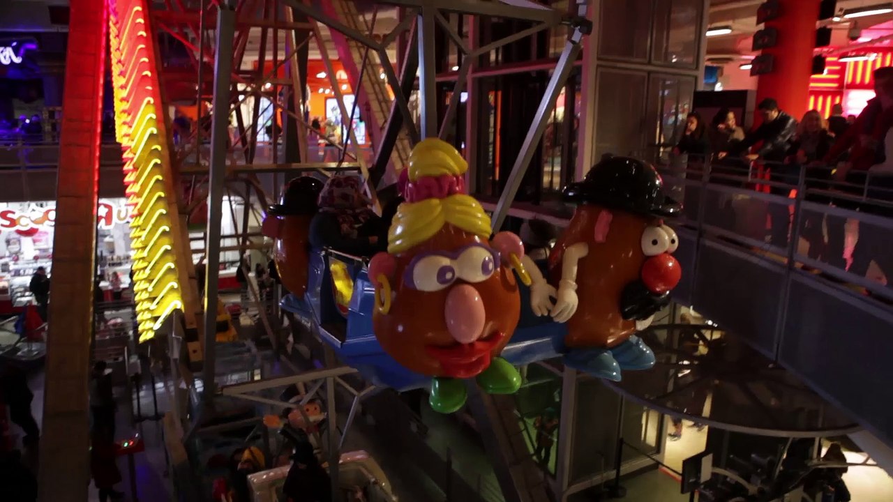 Tour The Surreal Wasteland That Is The Times Square Toys R Us, Closing Today