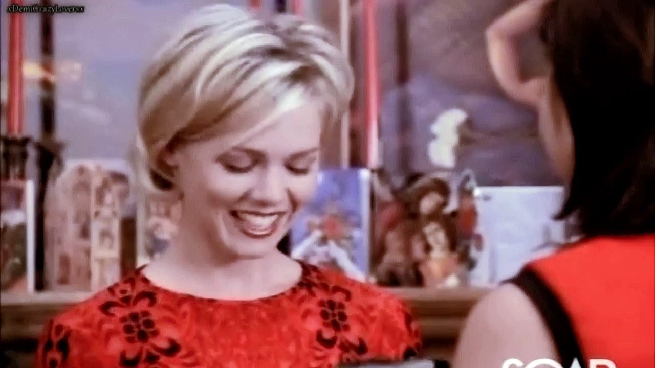 Jennie Garth as Kelly in Beverly Hills 90210! (Season 9)