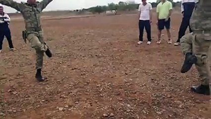 Türk Askerinin Zeybek Oynayışı